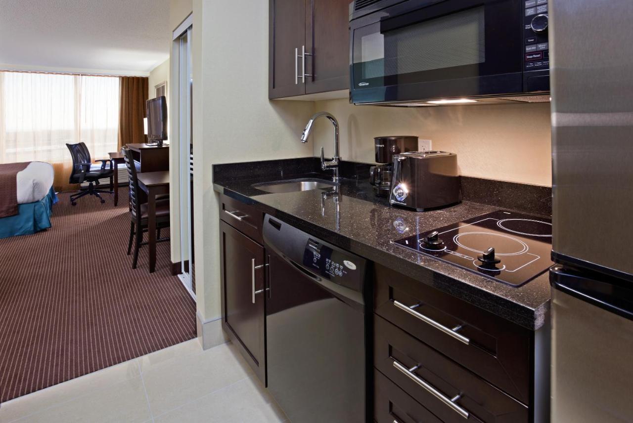 Hotel Doubletree By Hilton Pointe Claire Montreal Airport West Esterno foto