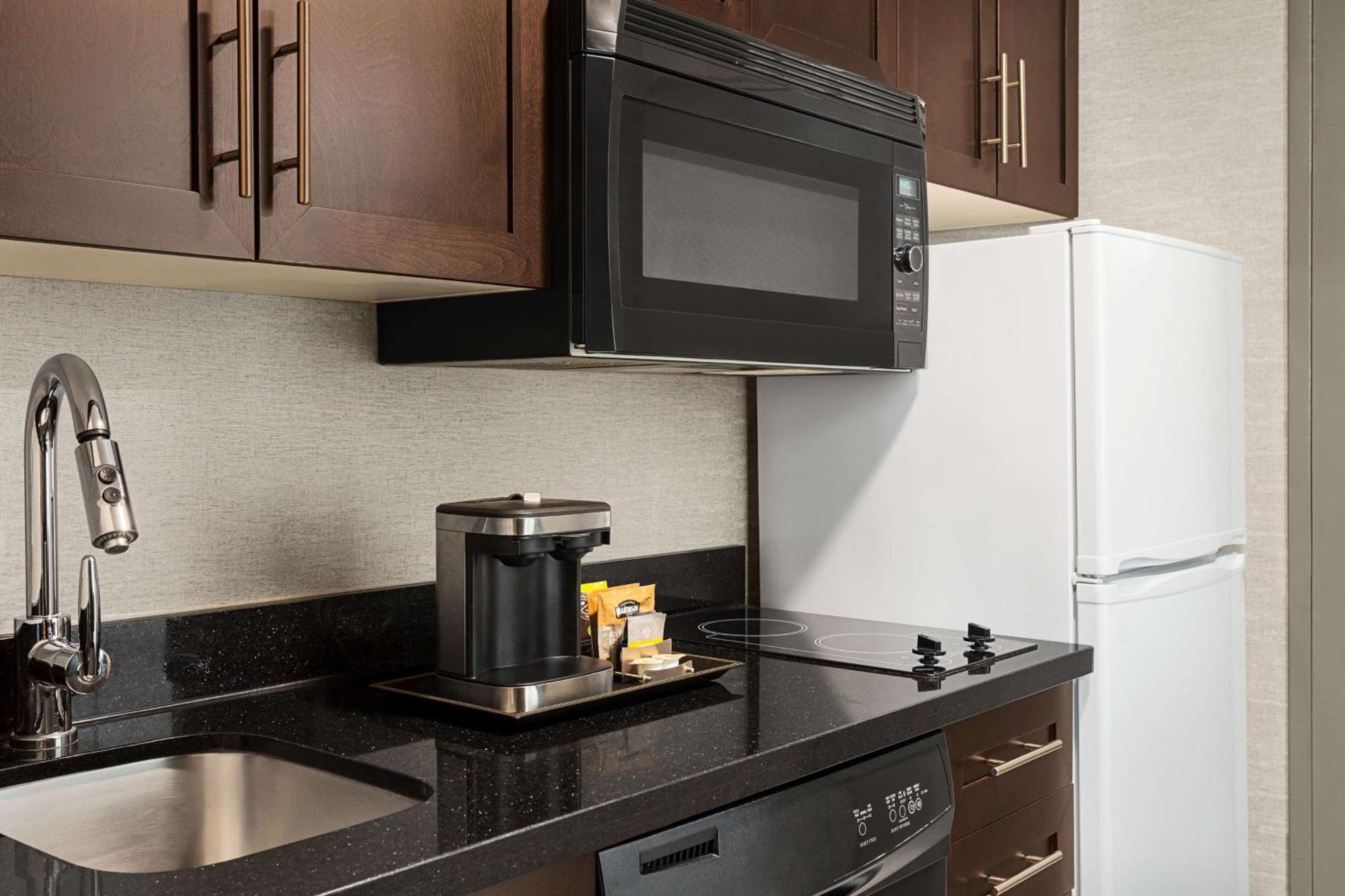 Hotel Doubletree By Hilton Pointe Claire Montreal Airport West Esterno foto