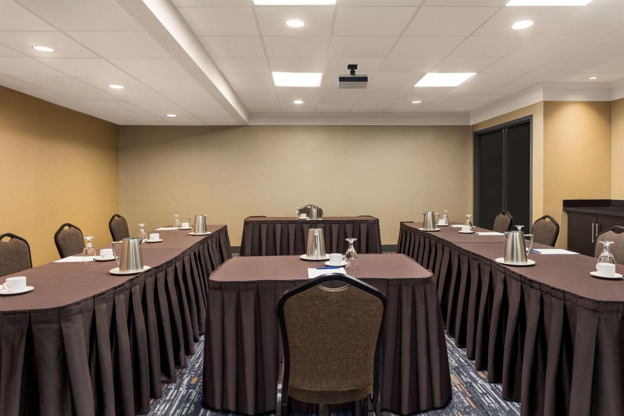 Hotel Doubletree By Hilton Pointe Claire Montreal Airport West Esterno foto