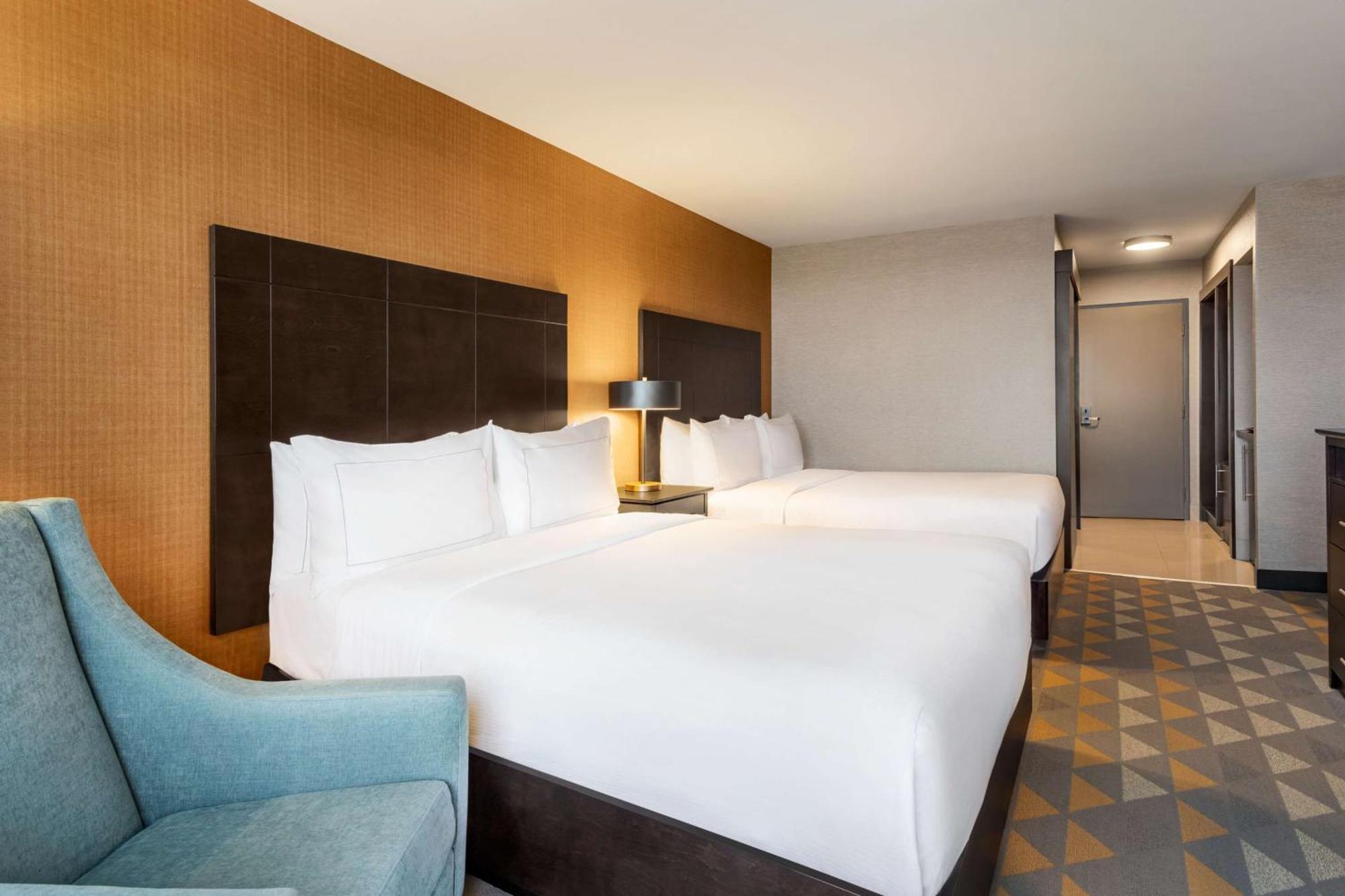 Hotel Doubletree By Hilton Pointe Claire Montreal Airport West Esterno foto