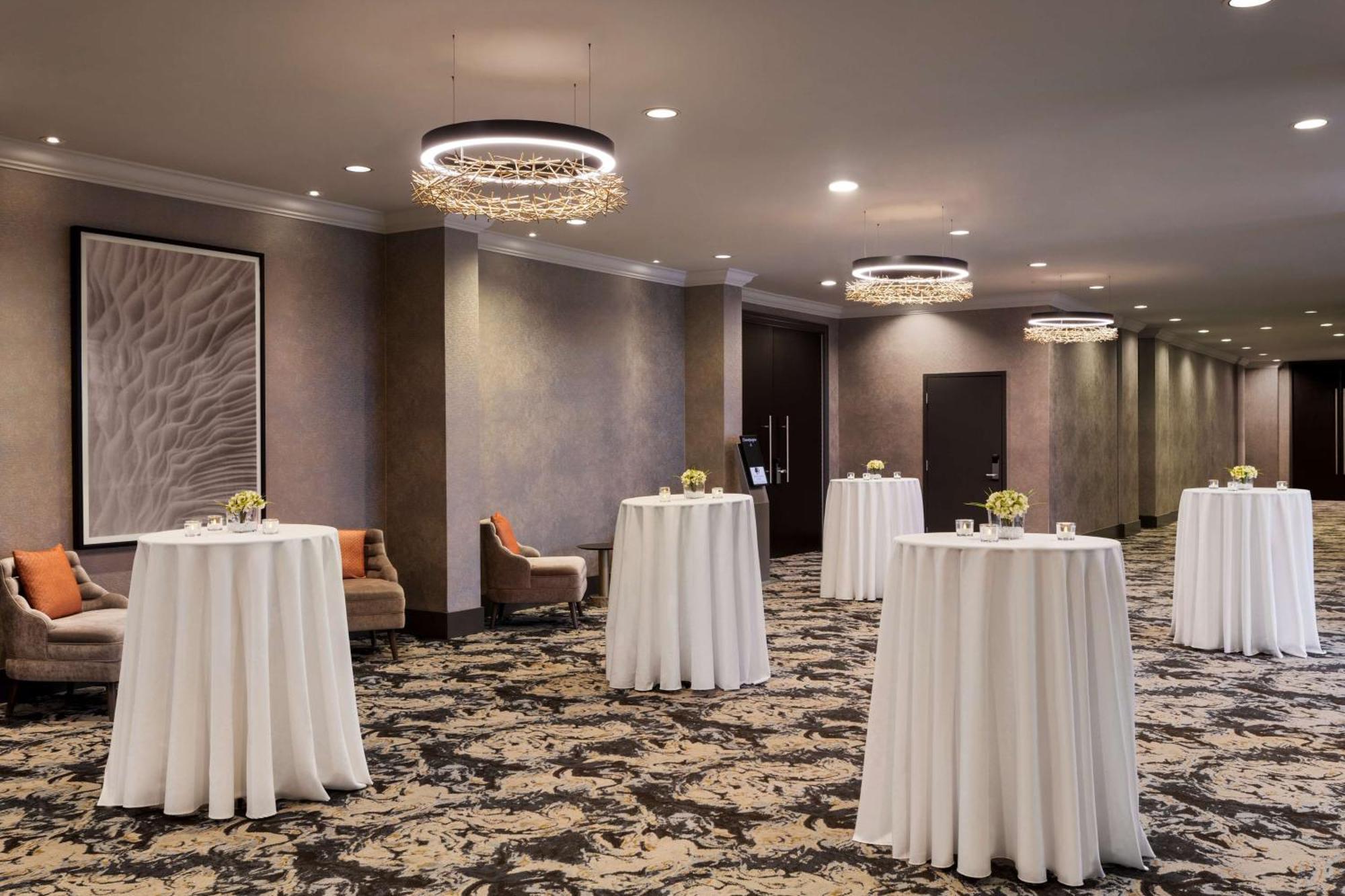 Hotel Doubletree By Hilton Pointe Claire Montreal Airport West Esterno foto
