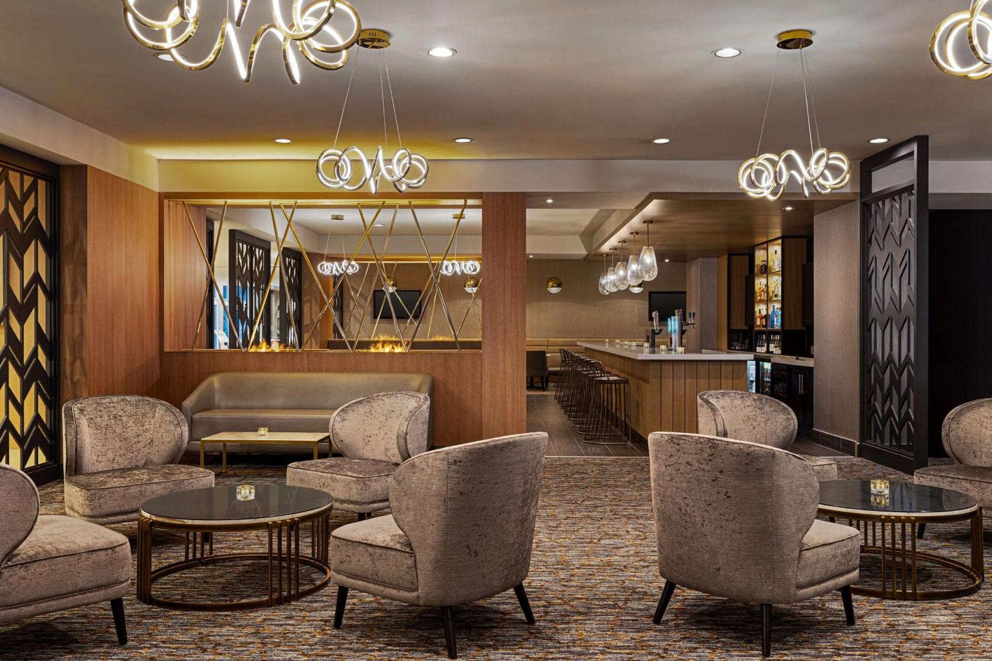 Hotel Doubletree By Hilton Pointe Claire Montreal Airport West Esterno foto