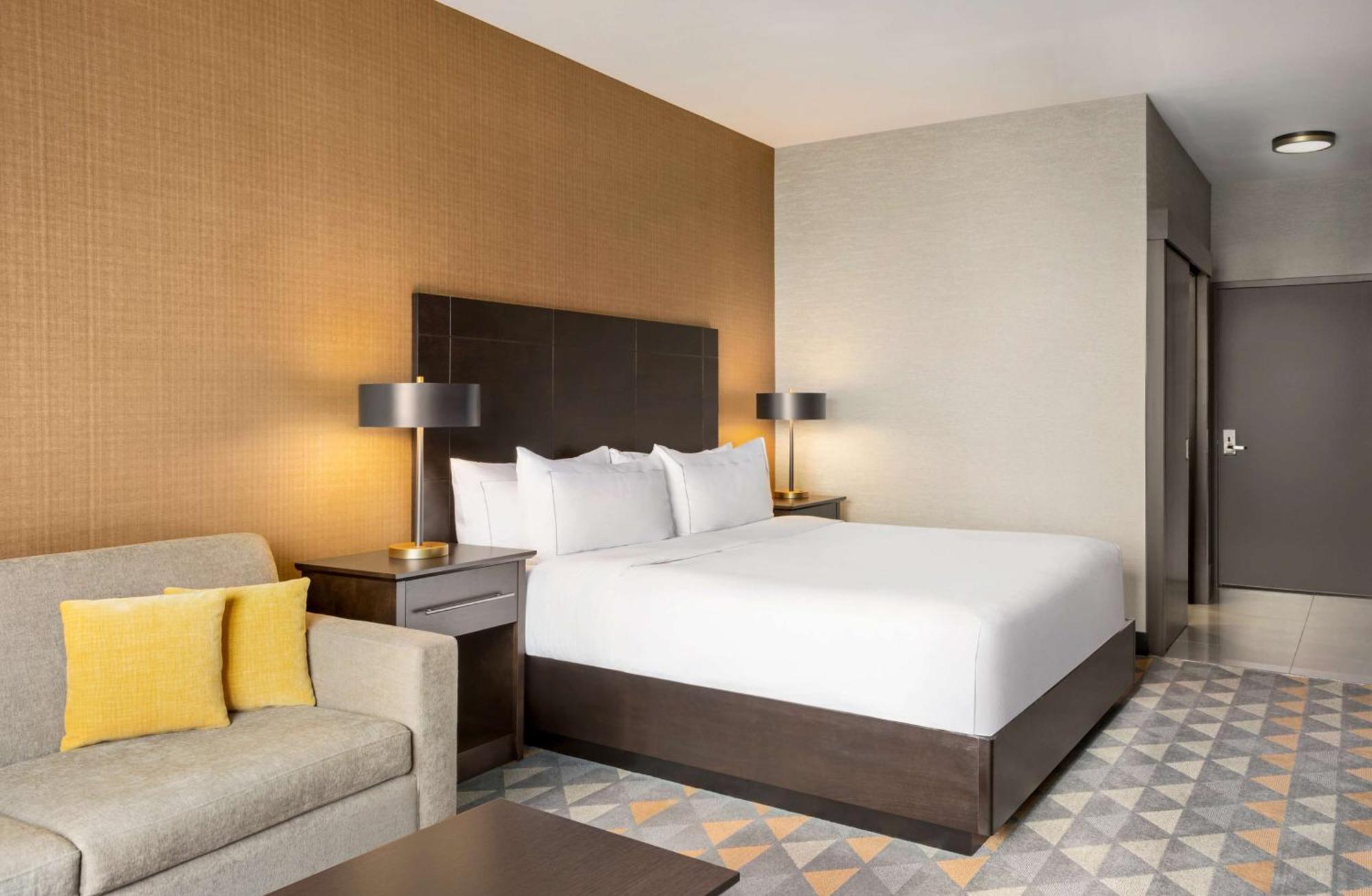 Hotel Doubletree By Hilton Pointe Claire Montreal Airport West Esterno foto