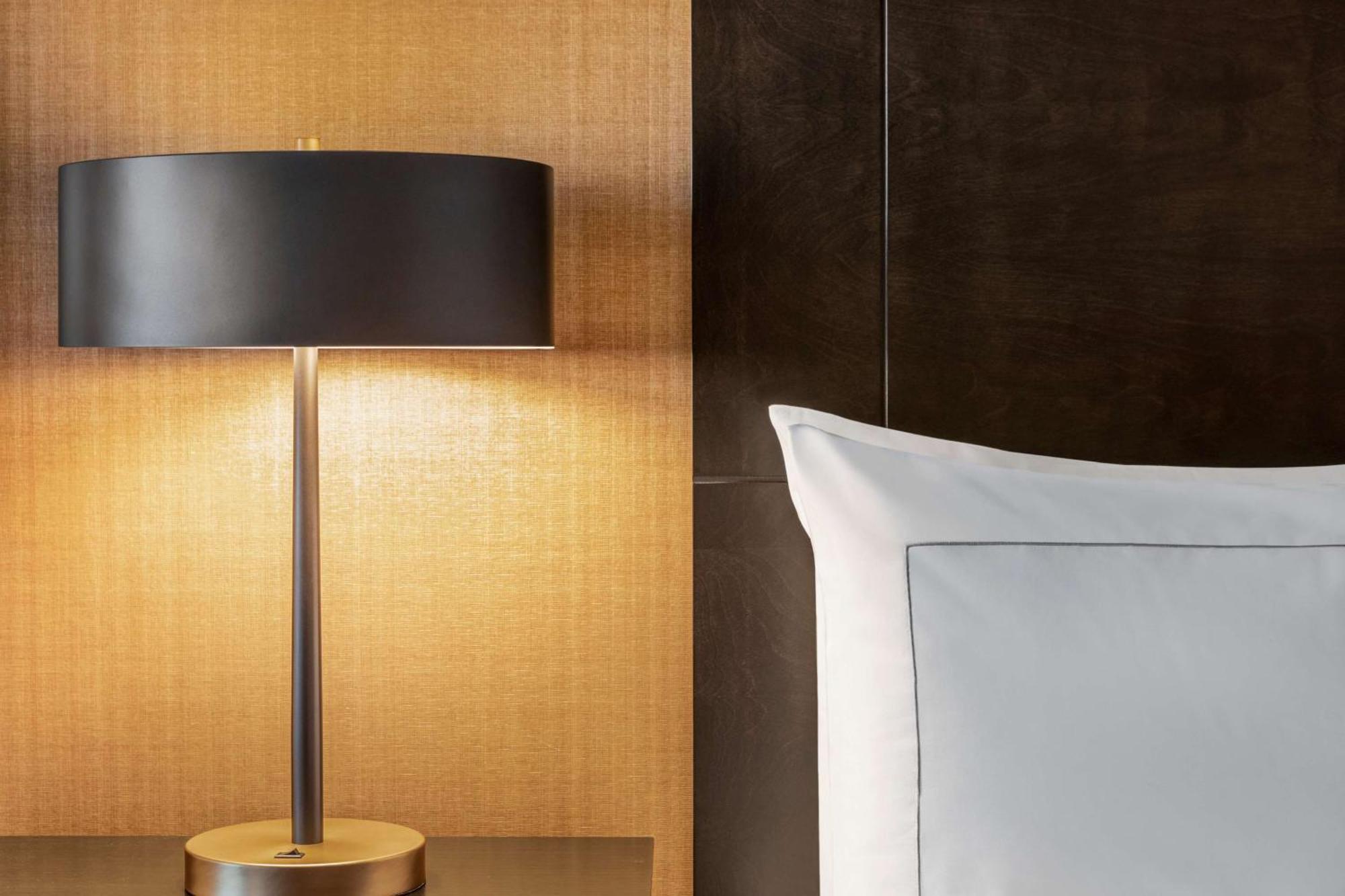 Hotel Doubletree By Hilton Pointe Claire Montreal Airport West Esterno foto