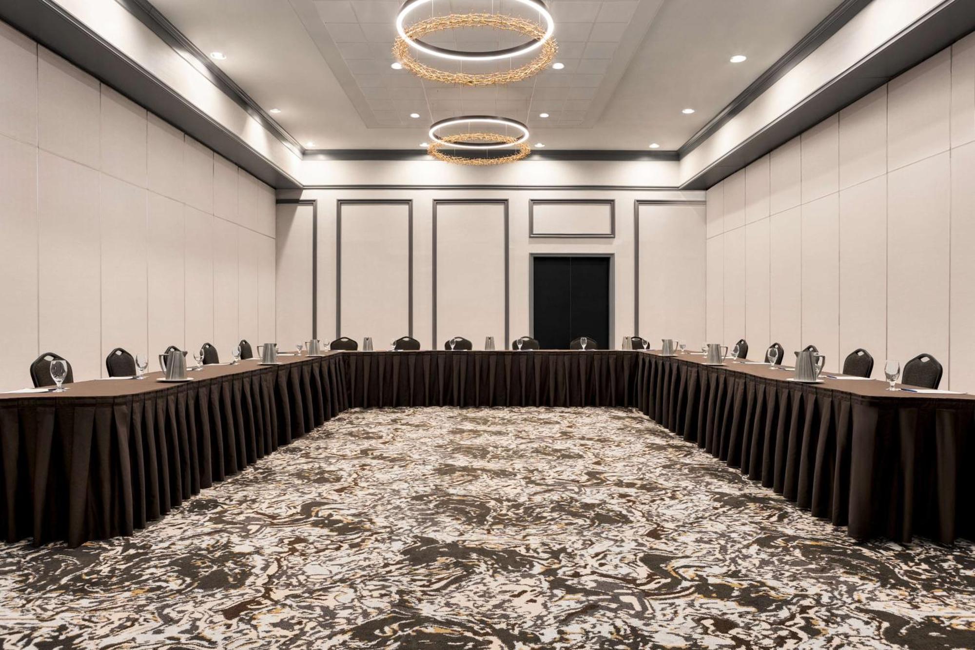 Hotel Doubletree By Hilton Pointe Claire Montreal Airport West Esterno foto