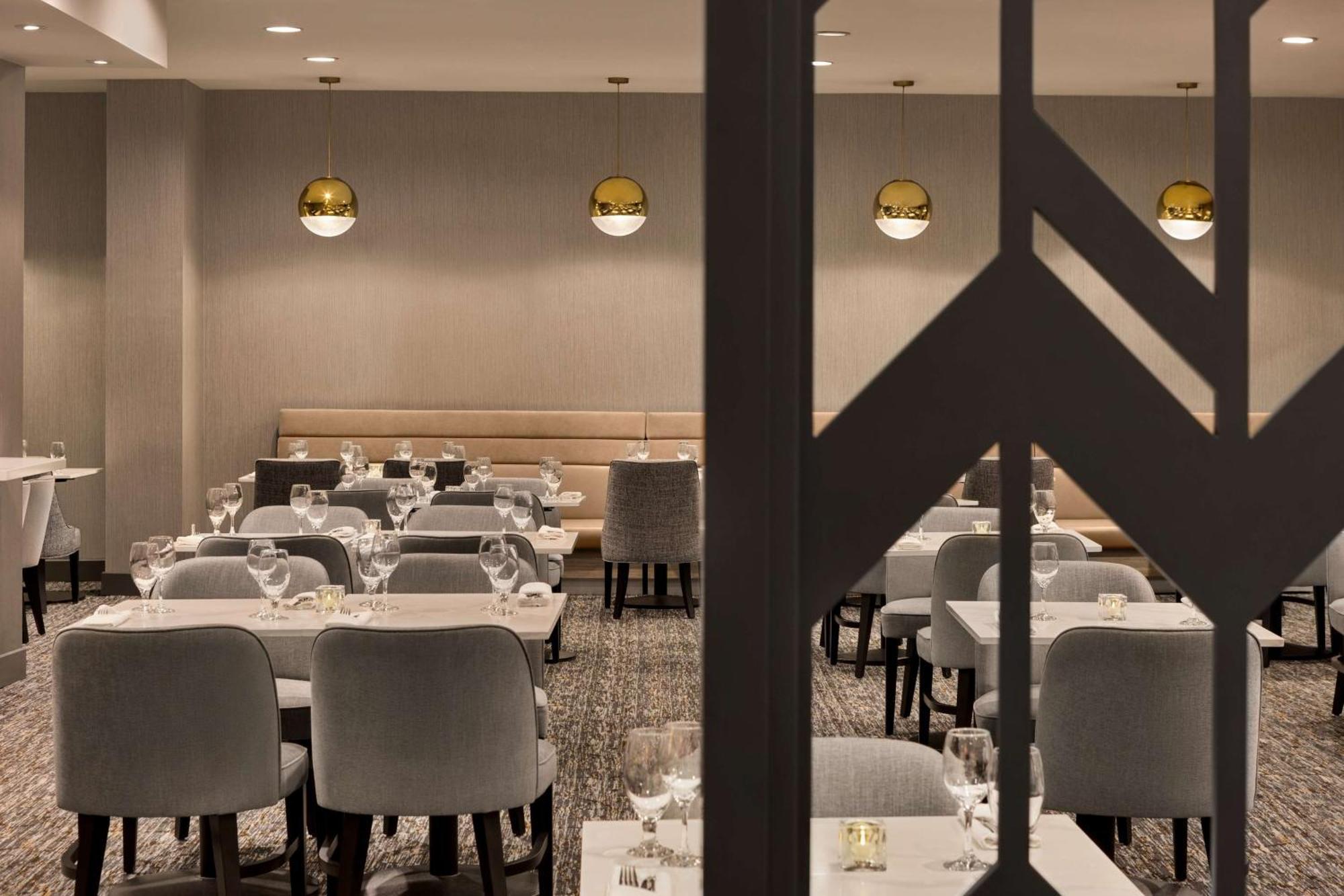Hotel Doubletree By Hilton Pointe Claire Montreal Airport West Esterno foto